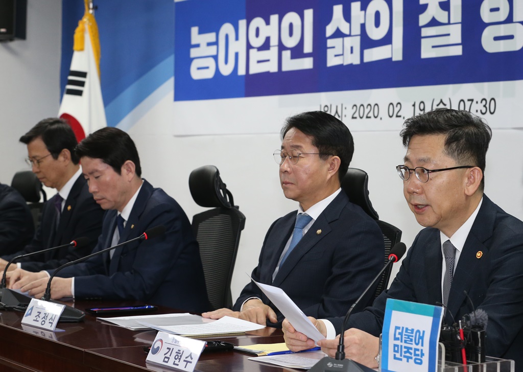 ▲김현수 농림축산식품부 장관이 19일 오전 서울 여의도 국회 의원회관에서 열린 농어업인 삶의 질 향상 기본계획 당정협의에 참석해 발언하고 있다.  (뉴시스)