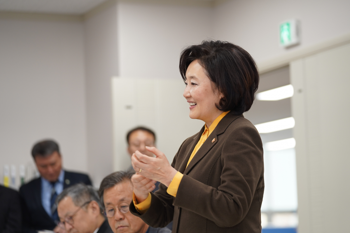 ▲박영선 중기부 장관이 19일 경기 부천에 있는 우신화장품을 찾아 발언하고 있다. (사진제공=중기부)