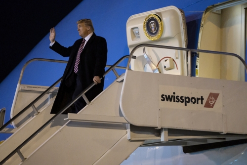 ▲18일(현지시간) 도널드 트럼프 미국 대통령이 라스베이거스 맥카란 국제공항에 도착해 손을 흔들고 있다. 라스베이거스/AP연합뉴스
