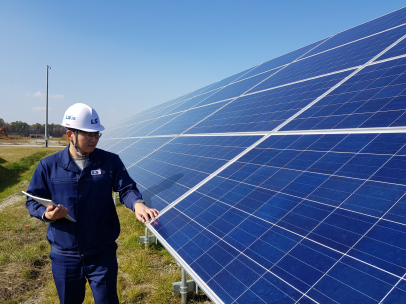 ▲LS산전 관계자가 28MW급 일본 치토세 태양광 발전소 모듈을 점검하고 있다.  (사진제공=LS산전)