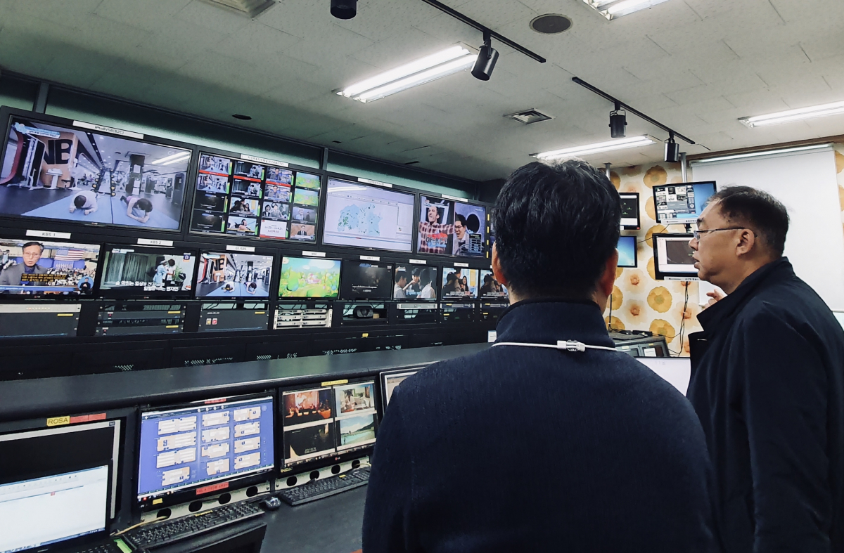 ▲LG헬로비전 송구영 대표(오른쪽)가 강원도 원주시에 위치한 영서방송을 방문해 경쟁력 확보방안을 점검하고 있다. (LG헬로비전 제공)