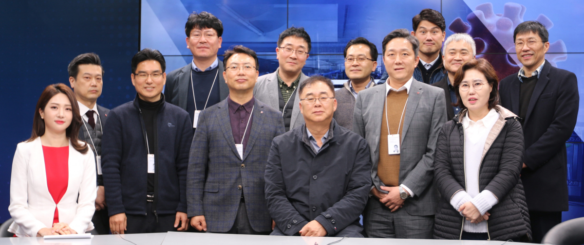 ▲LG헬로비전 송구영 대표(앞줄 왼쪽에서 네 번째)가 강원도 원주시에 위치한 영서방송을 방문해 직원들을 독려하고 있다. 송구영 대표는 현장의 목소리로부터 전략적 방향을 설정하는 ‘현장중심 경영’을 강조했다. (LG헬로비전 제공)