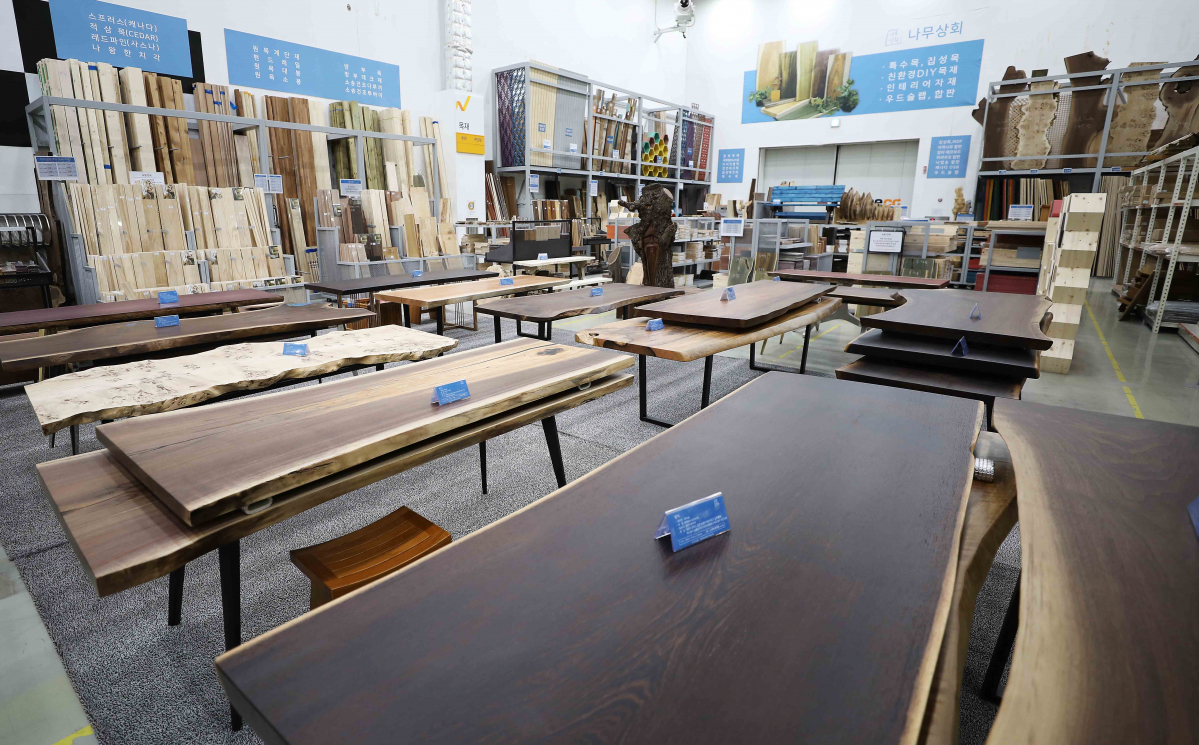 ▲홈씨시 인천점에 진열된 목자재들 (사진제공=KCC글라스)