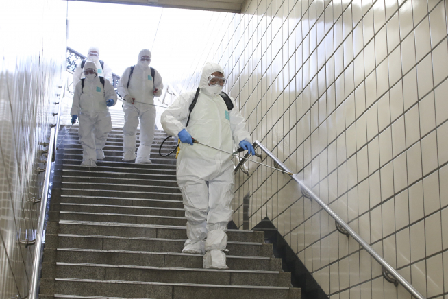 ▲종로구보건소에서 주민들의 이용이 많은 지하철역을 방역하고 있다. (사진 = 종로구)