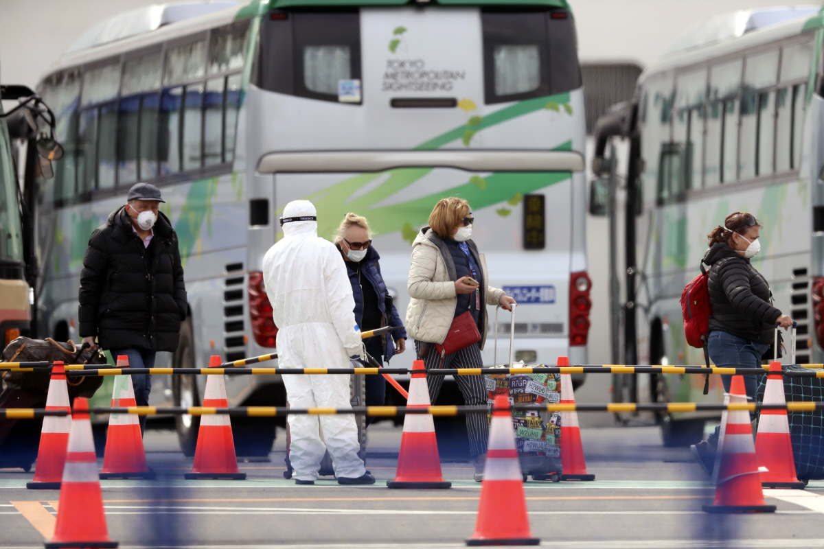 ▲코로나19로 인해 유람선 ‘다이아몬드 프린세스’호에 격리돼 있던 외국인 승객들이 20일(현지시간) 일본 요코하마항에서 배에서 내려 떠나고 있다. 일본은 바이러스 음성 판정이 나온 승객들을 대상으로 전날부터 하선 작업을 실시했다. 요코하마/AP연합뉴스 
