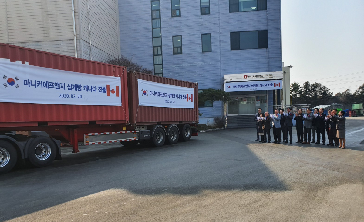 ▲마니커에프앤지는 이날 경기도 용인 공장에서 캐나다 수출용 삼계탕 제품을 첫 출고했다.  (사진제공=마니커에프앤지)