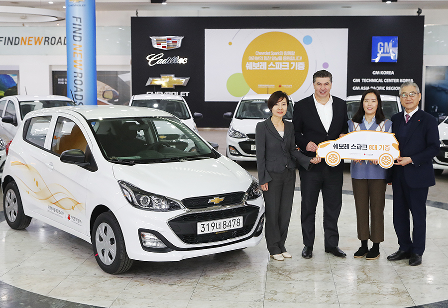 ▲지엠한마음재단코리아가 다문화 가족 지원 센터에 쉐보레 스파크 8대를 기증했다. 카허 카젬 한국지엠 사장(가운데 왼쪽), 황지나 한마음재단 사무총장 (왼쪽), 인천중구다문화가족지원센터 이주연 팀장(가운데 오른쪽), 인천사회복지공동모금회 정명환 회장(오른쪽)이 기념촬영을 하고 있다. (사진제공=한국지엠)