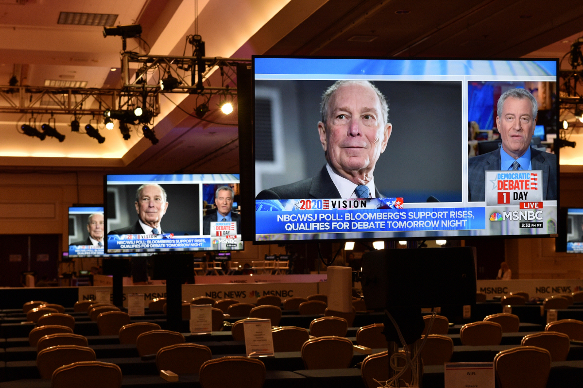 ▲미국 민주당 대선 경선에 참여한 마이클 블룸버그 전 뉴욕 시장의 모습이 18일(현지시간) 미국 네바다주 라스베이거스 미디어센터에 설치된 TV화면에 나타나고 있다. 라스베이거스/로이터연합뉴스
