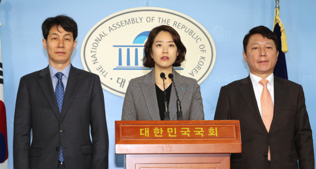 ▲더불어민주당 최재성 의원(오른쪽부터), 고민정 전 청와대 대변인, 윤건영 전 청와대 국정기획상황실장이 20일 오전 서울 여의도 국회 정론관에서 기자회견을 열고 미래통합당의 문재인 대통령 탄핵 추진 움직임에 대해 "국민의 동의를 얻지 못한 반민주적 탄핵기도가 어떤 파국 맞이했는지 되짚어보길 바란다"고 말하고 있다. (연합뉴스)