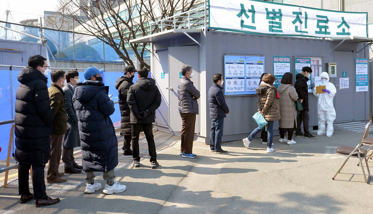 ▲신종 코로나바이러스 감염증(코로나19) 확진자가 다수 발생한 20일 오후 대구 서구 중리동 대구의료원 선별진료소에 코로나19 의심 환자가 검사를 받기 위해 줄지어 차례를 기다리고 있다. (뉴시스)