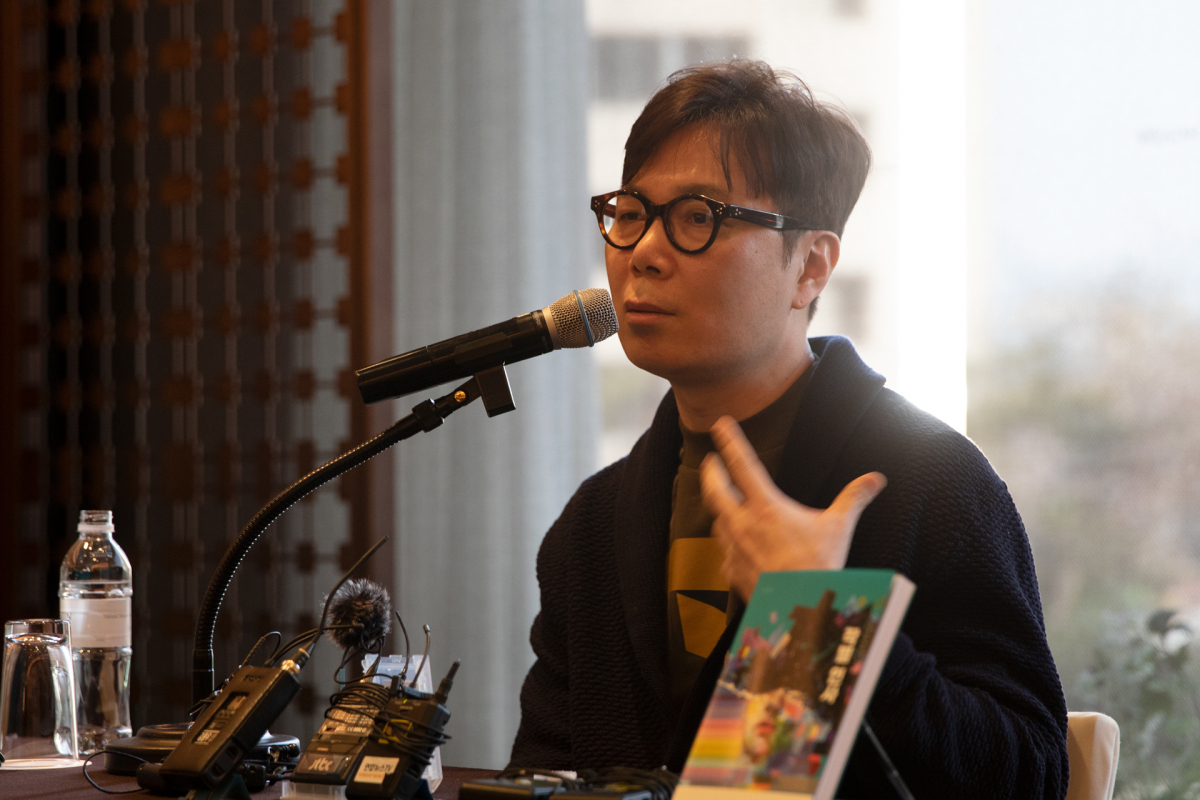 ▲작가 김영하가 20일 오전 서울 중구 웨스틴조선호텔에서 열린 신작 장편소설 '작별 인사' 출간 기념 기자간담회에서 취재진 질문에 답변하고 있다. (사진제공=밀리의서재)