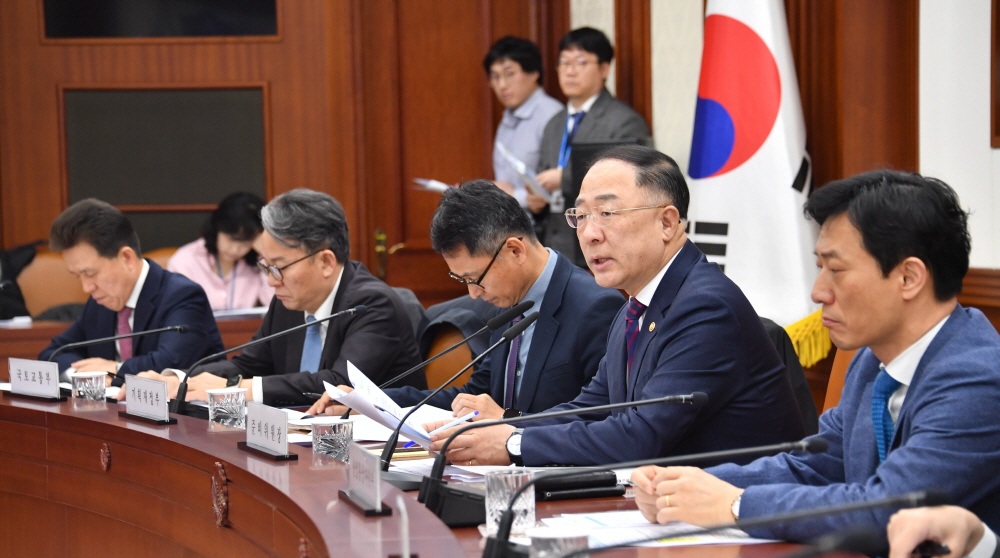 ▲홍남기 경제부총리 겸 기획재정부 장관이 21일 정부서울청사에서 열린 ‘한-러 수교 30주년 기념사업 제1차 준비위원회’를 주재하고 있다. (사진제공=기획재정부)