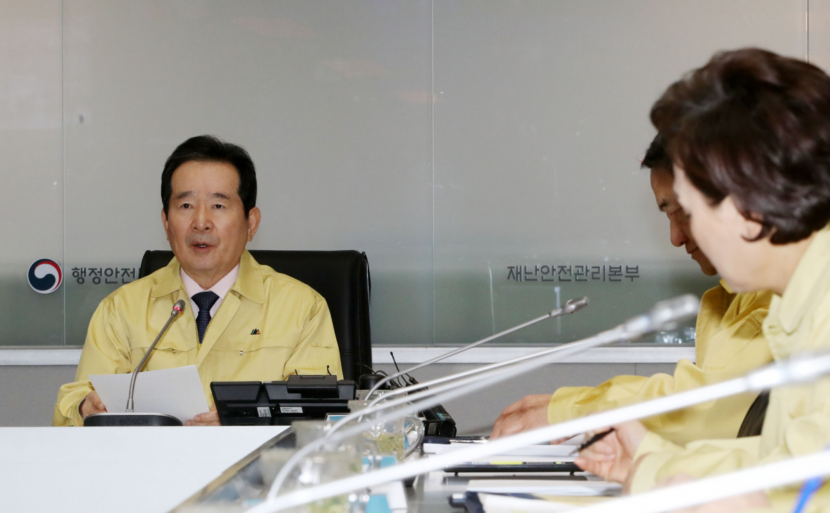 ▲정세균 국무총리가 21일 오전 서울 종로구 정부서울청사에서 열린 '신종 코로나 바이러스 감염증(코로나19) 대응 확대 중앙사고수습본부 회의'에서 모두발언을 하고 있다.  (뉴시스)