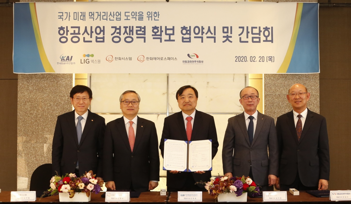 ▲(왼쪽부터) 김연철 한화시스템 대표, 신현우 한화에어로스페이스 대표, 안현호 KAI 대표, 김지찬 LIG넥스원 대표, 강삼수 이엠코리아 대표가 20일 서울플라자호텔에서 '항공산업 경쟁력 확보를 위한 협약서'를 체결한 뒤 기념사진을 찍고 있다. (사진제공=KAI)