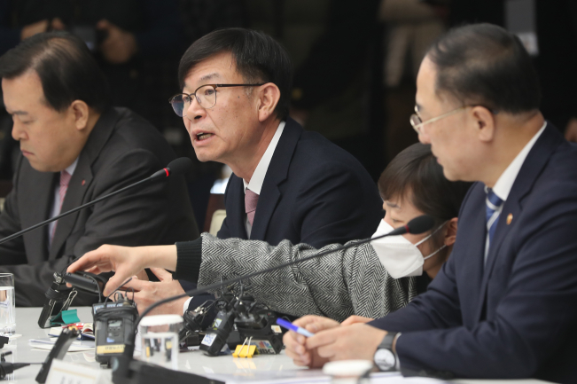 ▲김상조 청와대 정책실장이 7일 중구 대한상공회의소에서 열린 신종 코로나바이러스 대응 관련 기업인 간담회에서 발언을 하고 있다. 오른쪽은 홍남기 경제부총리 겸 기획재정부 장관.  (연합뉴스)