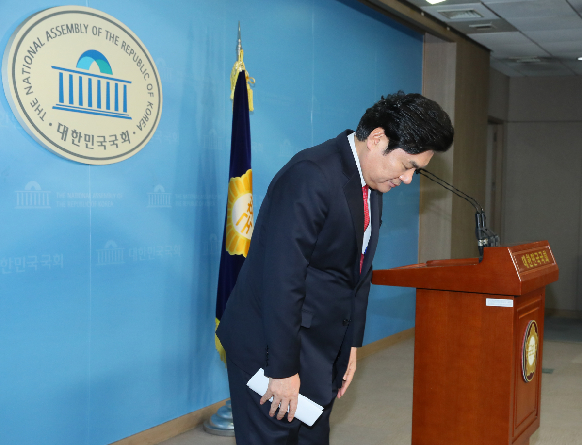 ▲미래통합당 원유철 의원이 21일 국회 정론관에서 제21대 총선 불출마를 선언한 뒤 인사하고 있다.   (연합뉴스)