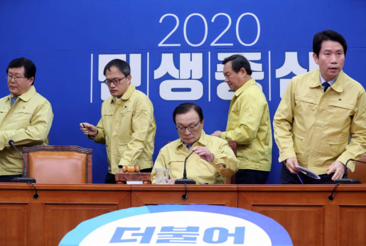 ▲더불어민주당 이해찬 대표가 21일 오전 서울 여의도 국회 당대표실에서 열린 최고위원회의에 참석하고 있다. (연합뉴스)