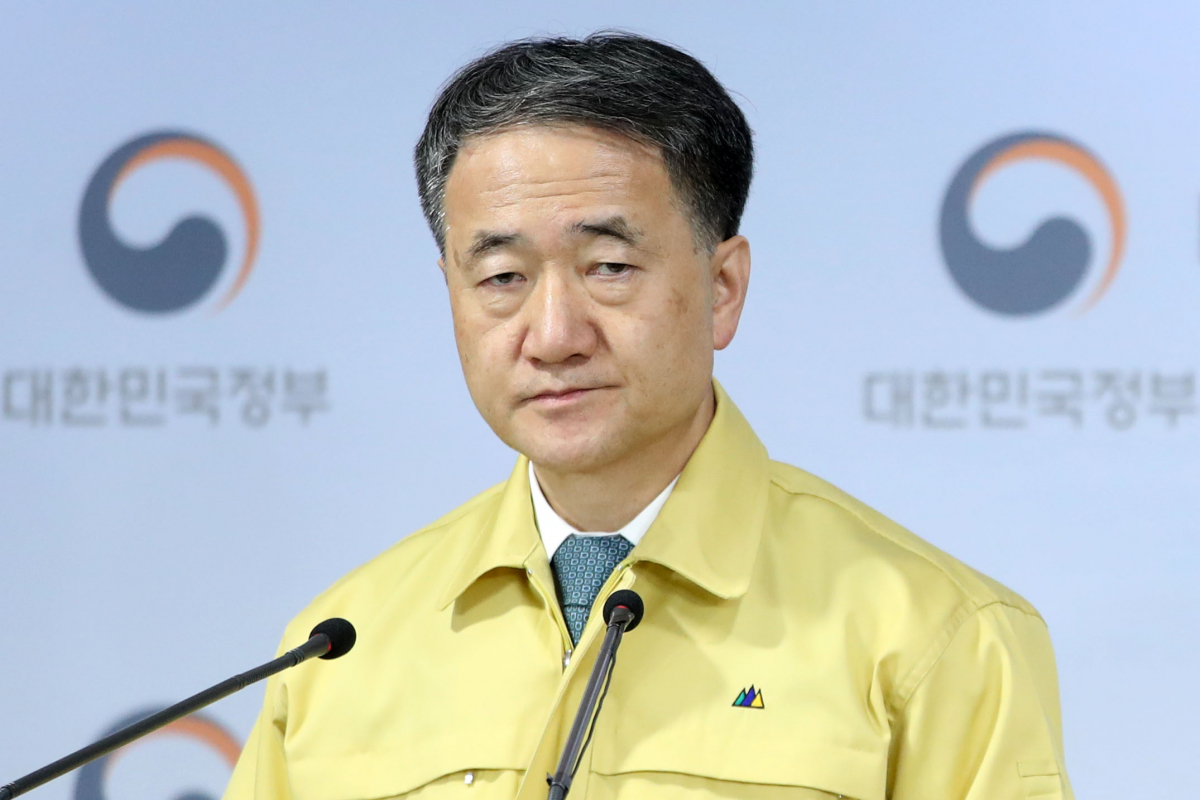 ▲박능후 중앙사고수습본부장(보건복지부 장관)이 21일 오전 서울 종로구 정부서울청사에서 코로나바이러스감염증-19(코로나19) 확대 중앙사고수습본부 회의 결과를 발표하기 전 생각에 잠겨있다. (뉴시스)