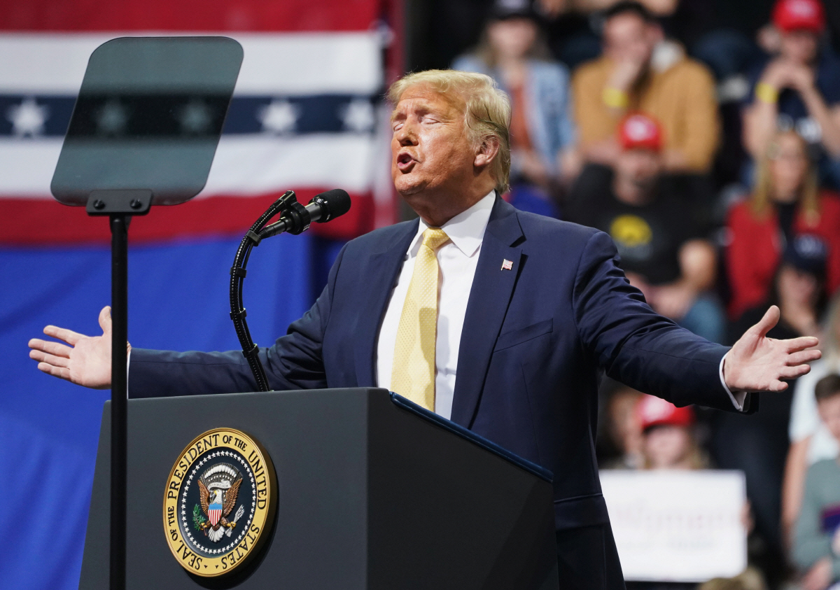 ▲도널드 트럼프 미국 대통령이 20일(현지시간) 콜로라도주 콜로라도스프링스에서 선거유세를 하고 있다. 그는 이날 봉준호 감독의 영화 ‘기생충’이 아카데미상을 수상한 것을 비판해 관심을 모았다. 콜로라도스프링스/로이터연합뉴스
