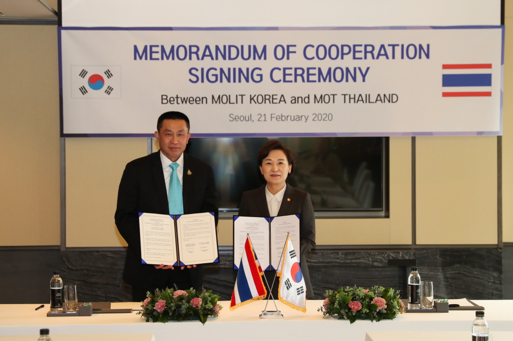▲김현미 국토교통부 장관(오른쪽)과 싹싸얌 치드촙(Saksayam Chidchob) 태국 교통부 장관이 21일 한-태국 도로교통 협력 양해각서를 체결하고 있다. (사진제공=국토교통부)