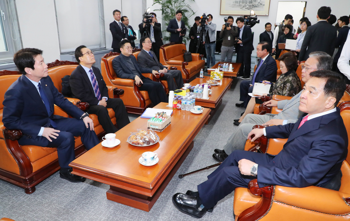 ▲3당 원내대표와 행안위 간사들이 21일 오후 서울 여의도 국회에서 선거구 획정 논의를 위해 회동하고 있다. 왼쪽부터 더불어민주당 이인영 원내대표, 국회 행정안전위 미래통합당 이채익, 더불어민주당 홍익표 간사, 중앙선거관리위원회 선거구획정위원장인 김세환 중앙선관위 사무차장, 민주 통합 의원 모임 장병완 의원, 장정숙 간사, 민주 통합 의원 모임 유성엽, 미래통합당 심재철 원내대표.   (연합뉴스)