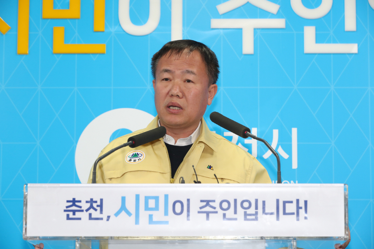 ▲강원 춘천시청에서 이재수 춘천시장이 22일 코로나19 환자가 발생한 것과 관련해 언론 브리핑을 하고 있다. 연합뉴스
