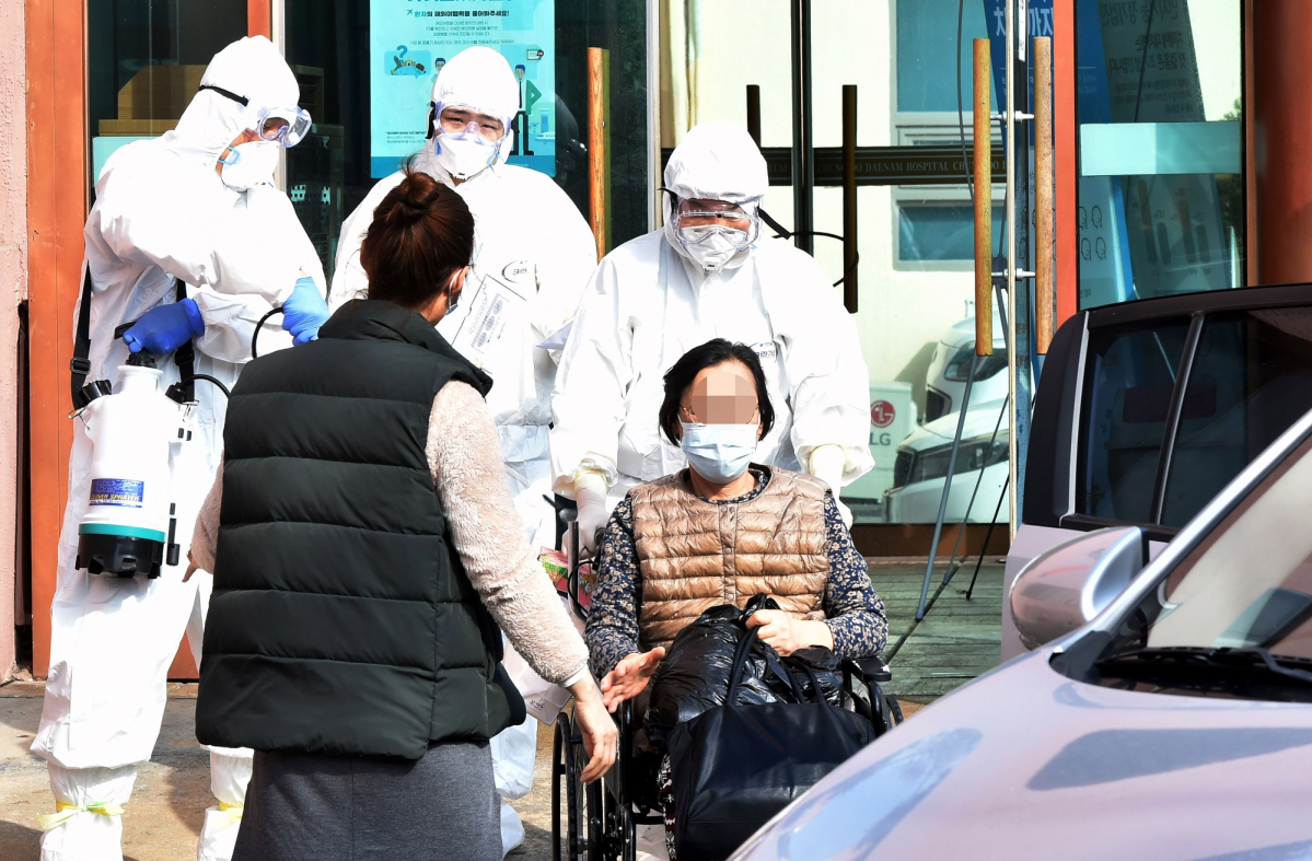 ▲신종 코로나바이러스 감염증(코로나19) 확진자가 다수 발생한 경북 청도군 대남병원에서 22일 오후 일반 환자들이 집으로 돌아가고 있다. (뉴시스)
