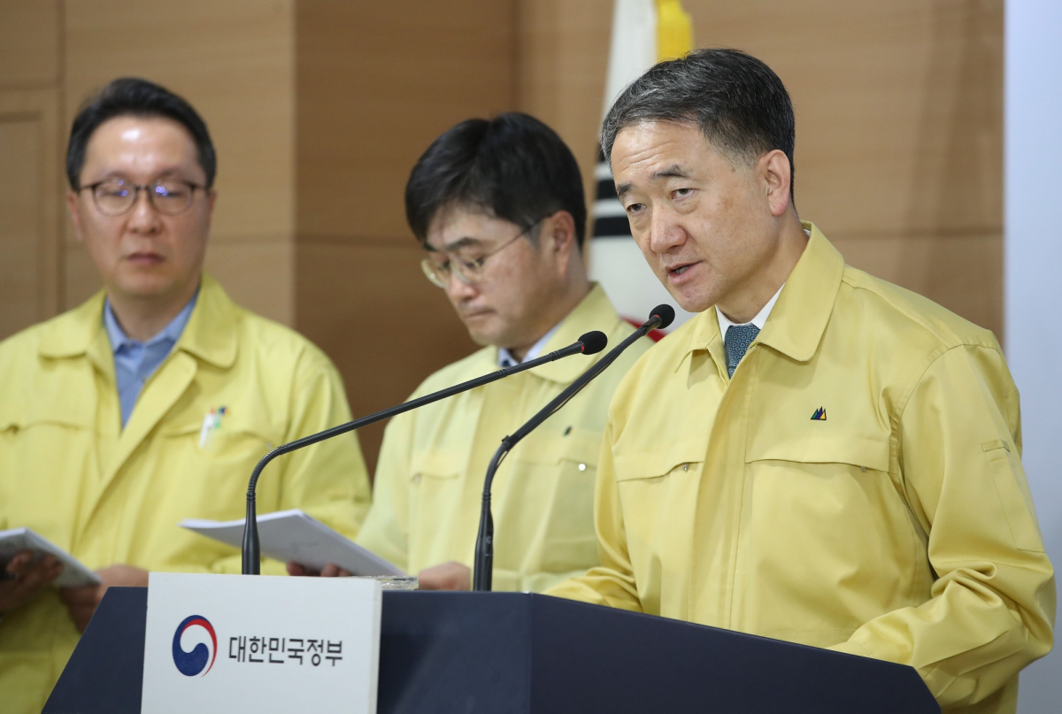 ▲박능후 중앙사고수습본부장(보건복지부 장관)이 21일 오전 서울 종로구 정부서울청사에서 신종 코로나 바이러스 감염증(코로나19) 확대 중앙사고수습본부 회의 결과를 브리핑한 후 취재진의 질문에 답하고 있다. (뉴시스)