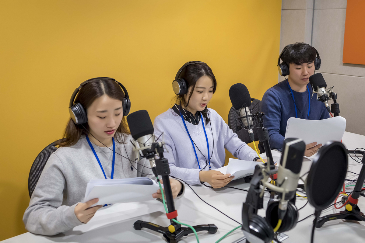 ▲KCC 신입사원들이 21일 오디오북 녹음을 하고 있다. (사진제공=KCC)