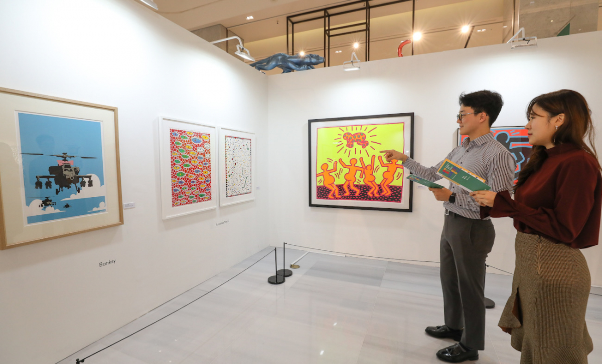 ▲ 24일 오전 현대백화점 판교점 1층 열린 광장에서 고객들이 전시된 예술 작품을 감상하고 있다. (사진제공=현대백화점)