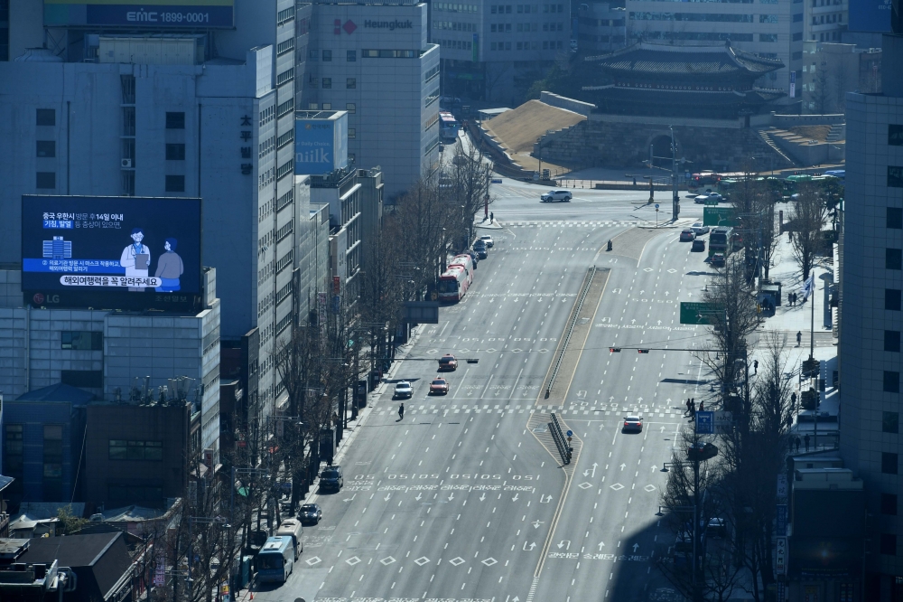 ▲신종 코로나바이러스 감염증(코로나19) 확산으로 외출을 자제하는 분위기가 형성된 가운데 주말인 23일 서울 중구 숭례문 앞 세종대로가 썰렁한 모습을 보이고 있다. 신태현 기자 holjjak@ (이투데이DB)