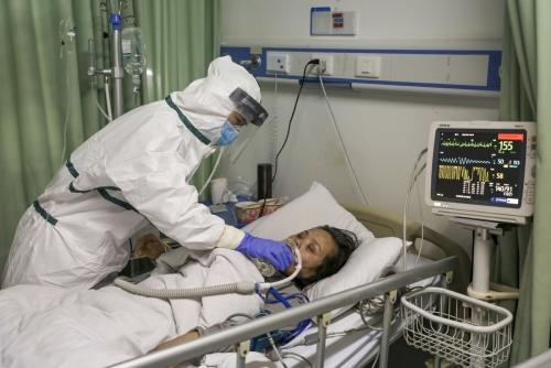 ▲중국 후베이성 우한의 한 병원에서 보호복을 입은 간호사가 코로나 19 환자를 돌보고 있다. 우한/AP뉴시스  
