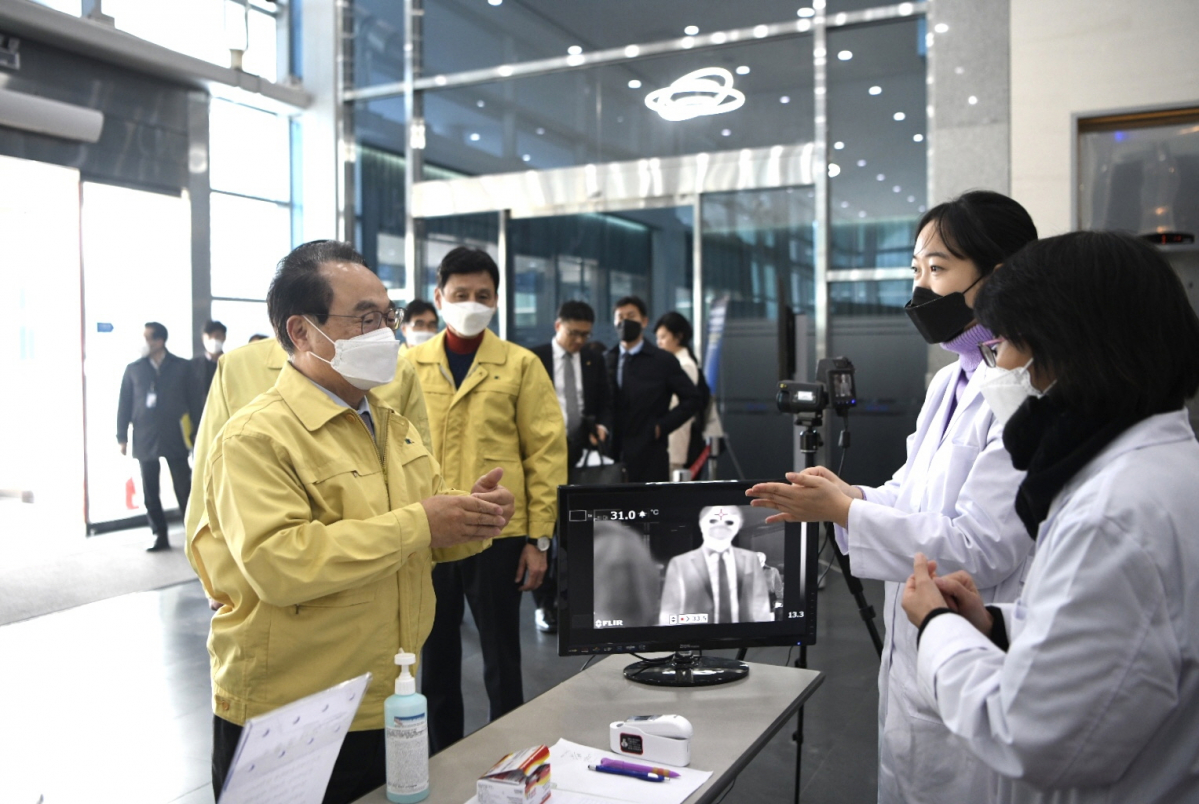 ▲오거돈 부산시장이 지난 7일 오후 전시컨벤션 시설인 벡스코를 방문해 코로나19 대응 태세를 점검했다.  (연합뉴스)