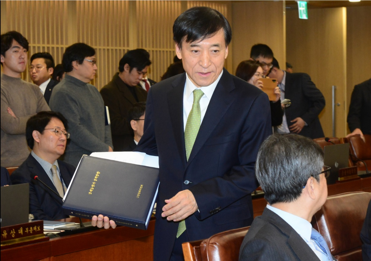 ▲이주열 한국은행 총재가 금융통화위원회에 참석하기 위해 입장하고 있다. (연합뉴스)