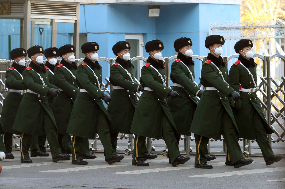▲중국 베이징의 대사관 거리에서 24일(현지시간) 군인들이 마스크를 쓴 채로 걷고 있다. 베이징/UPI연합뉴스 
