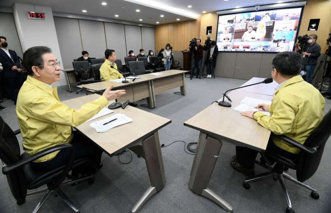 ▲박원순 서울시장은 25일 시청 영상회의실에서 ‘코로나19 대응 보건소장 영상회의’를 가졌다. (사진 = 서울시)