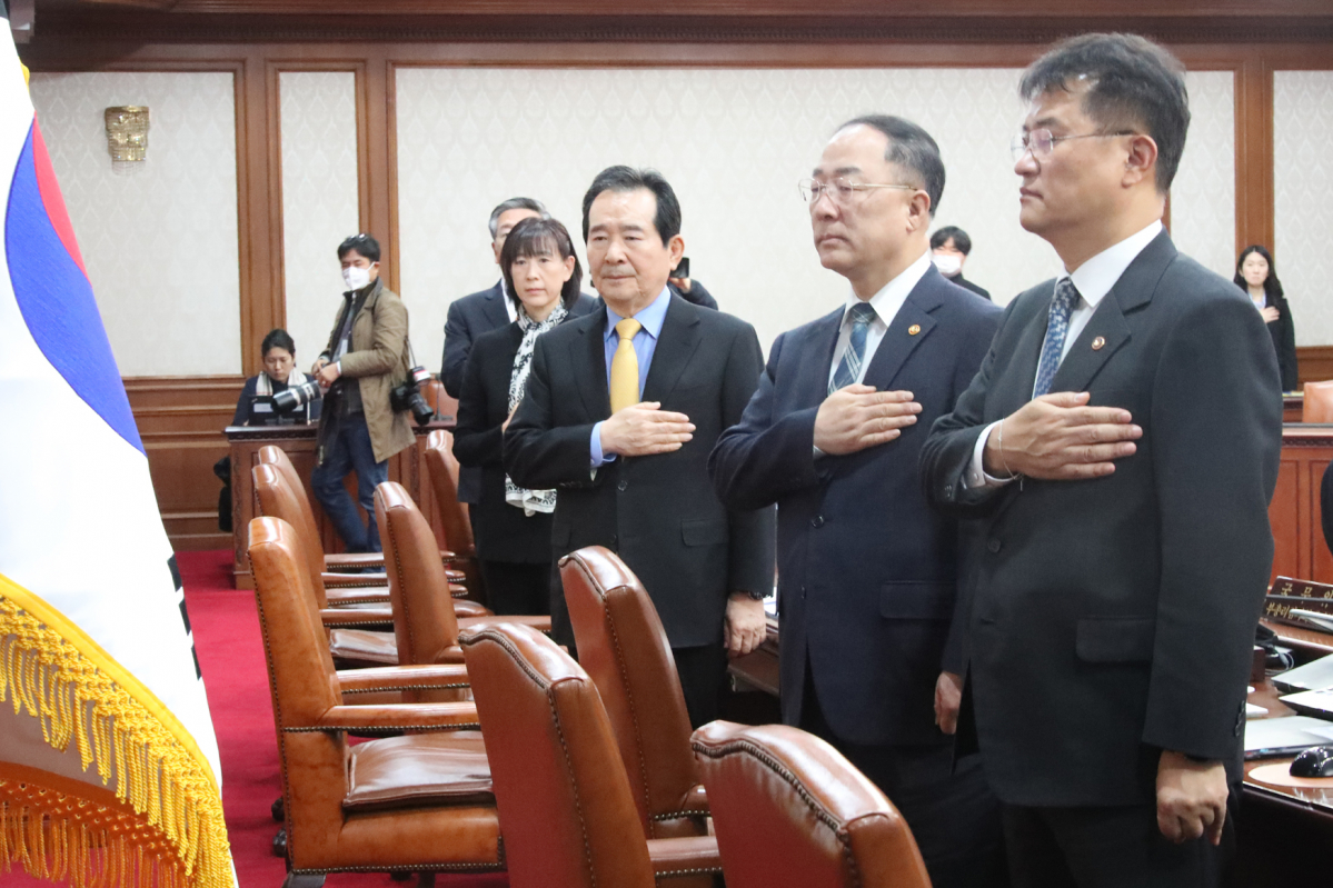 ▲정세균 국무총리가 25일 오전 정부서울청사에서 열린 국무회의에 홍남기 부총리 겸 기획재정부 장관 등 참석자들과 함께 국민의례를 하고 있다. (연합뉴스)