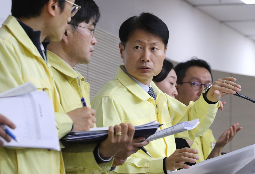 ▲김강립 중앙사고수습본부 부본부장(보건복지부 차관, 왼쪽 세번째)이 24일 오전 세종시 정부세종청사에서 코로나19 대응 중앙사고수습본부 회의 결과 등 정례브리핑을 마친 뒤 취재진의 질문에 답변하던 중 배석자들과 대화하고 있다. (연합뉴스)