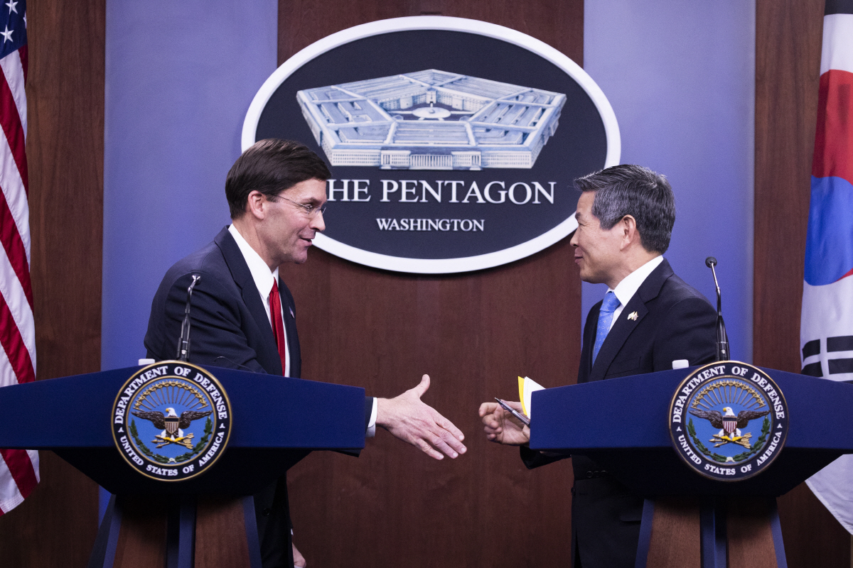 ▲마크 에스퍼 미국 국방장관(왼쪽)이 정경두 국방장관과 24일(현지시간) 미국 워싱턴에서 기자회견을 마치고 악수를 청하고 있다. 워싱턴D.C/EPA연합뉴스
