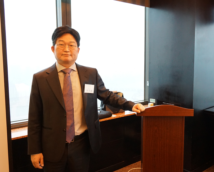 ▲유우영 엔에프씨 대표이사가 25일 영등포구 여의도에서 기자간담회를 열고 코스닥 상장 계획을 밝혔다. (사진제공=엔에프씨)