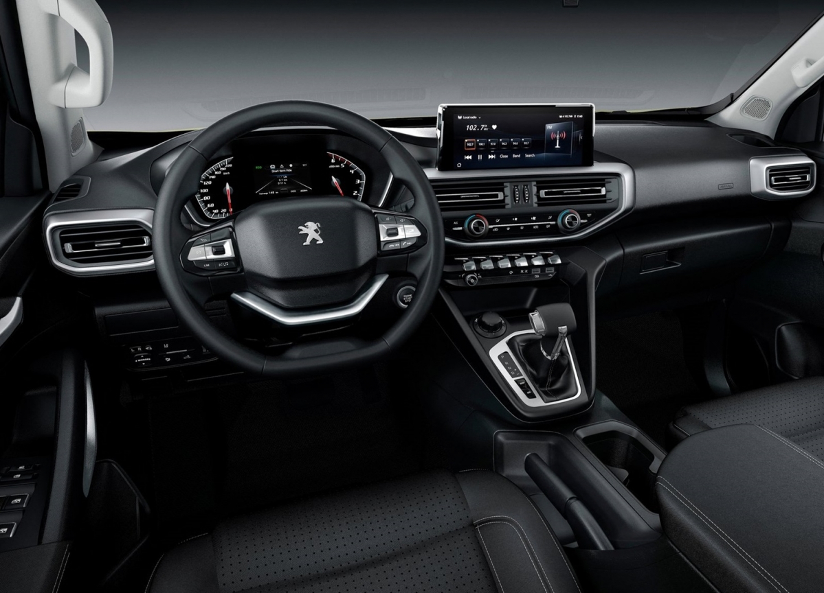 ▲실내는 푸조의 아이콕핏 인테리어를 반영했다. 스티어링 휠에는 푸조 승용 모델의 2스포크 디자인을 채택했고, 피아노 건반 타입의 토글 스위치 역시 그대로 적용했다.  (사진제공=푸조)