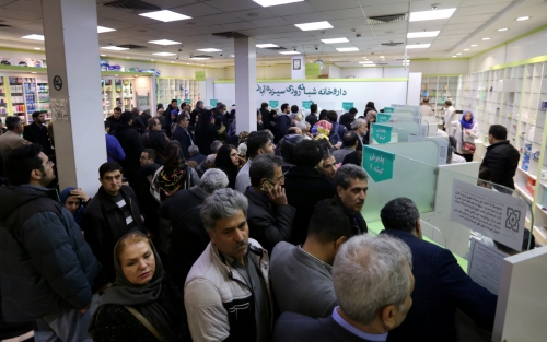 ▲이란 수도 테헤란에 있는 한 약국에 약을 사러 온 사람들이 줄지어 서 있다. 테헤란/AFP연합뉴스 
