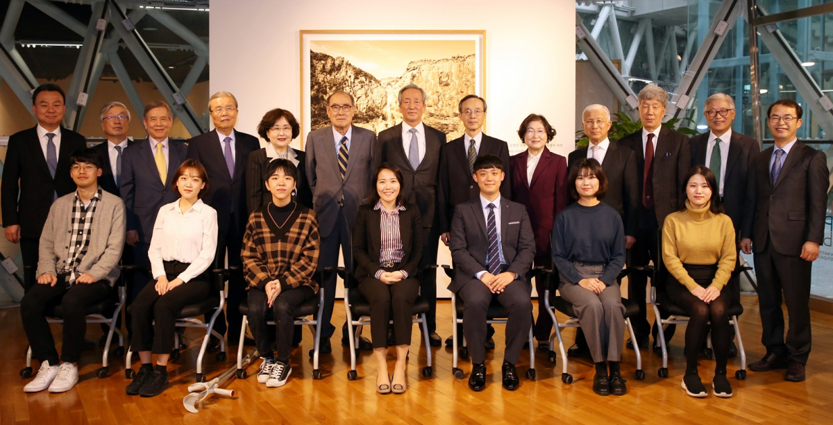 ▲(뒷줄 왼쪽부터)이봉주 아산재단 이사, 이병규 아산재단 이사, 정진규 아산재단 이사, 김종인 아산재단 이사, 김명자 아산재단 이사, 이홍구 아산재단 이사,
정몽준 아산재단 이사장, 한승주 아산재단 이사, 김태현 아산재단 이사, 김유후 아산재단 이사, 이승규 아산재단 이사, 최종원 아산재단 감사, 최재성 아산재단 이사와 2020년도 아산장학생 7명(앞줄)이 기념촬영을 하고 있다.
(사진제공=아산사회복지재단)