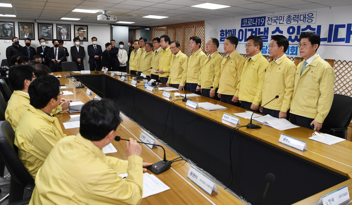 ▲김상조 청와대 정책실장과 이낙연 코로나19 재난안전대책위원회 위원장, 이해찬 대표, 이인영 원내대표, 홍남기 경제부총리, 박능후 보건복지부 장관이 25일 오전 서울 여의도 더불어민주당 중앙당사에서 열린 당정협의회에 참석하고 있다. (뉴시스)