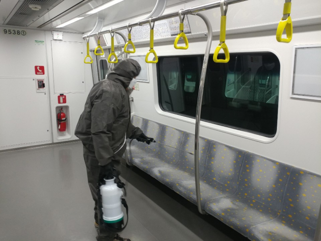 ▲열차내 방역 (사진 = 서울시메트로9호선)