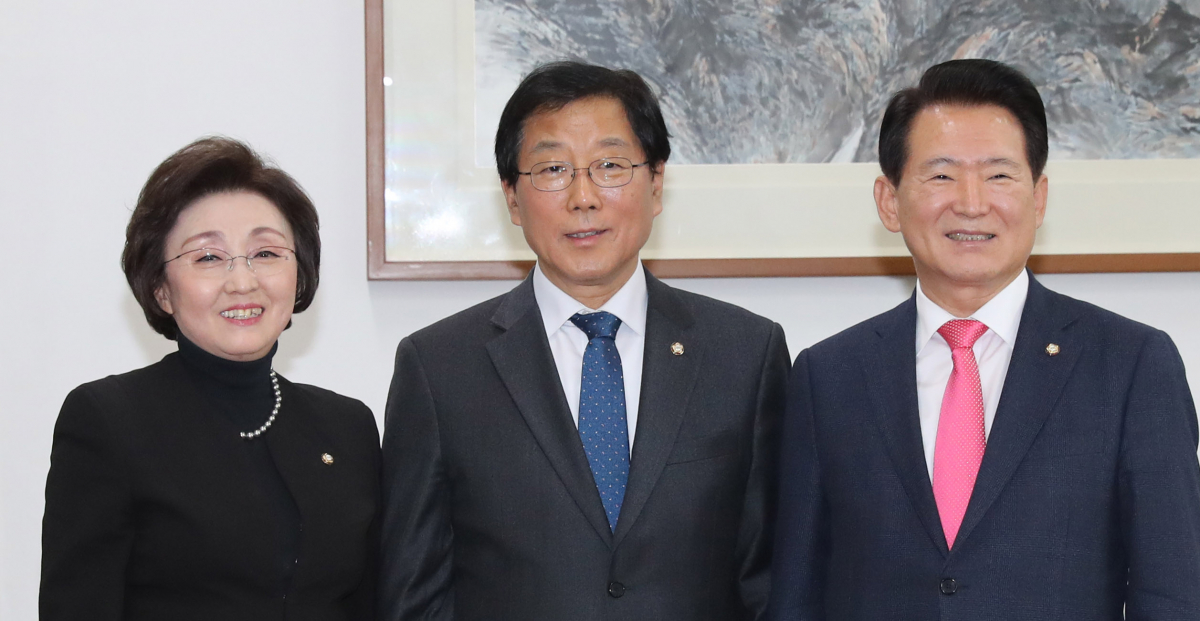 ▲민주 통합 의원 모임 장정숙(왼쪽부터), 더불어민주당 윤후덕, 미래통합당 김한표 원내수석부대표가 20일 오후 서울 여의도 국회에서 현안 협의를 위한 3당 원내수석부대표 회동을 하고 있다.  (연합뉴스)