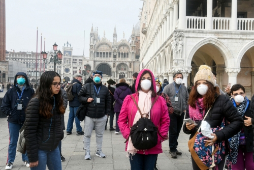 ▲25일(현지시간) 이탈리아 베니스를 방문한 관광객들이 마스크를 쓰고 있다. 베니스/AFP연합뉴스 
