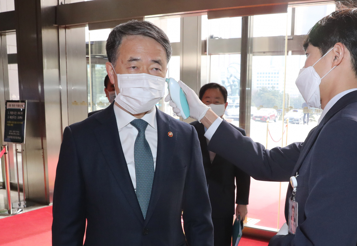 ▲박능후 보건복지부 장관이 26일 오전 국회 법사위 전체회의에 출석하기 위해 서울 여의도 국회 본청에 들어서며 체온을 측정하고 있다. 이날 법사위는 코로나 대응 3법인 감염병의 예방 및 관리에 관한 법률, 검역법, 의료법 등 3개 법 일부개정안을 심의한다.  (연합뉴스)
