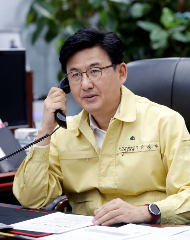 ▲박성수 송파구청장이 최근 임대료를 인하한 건물주에게 감사, 격려 전화를 하고 있다.  (사진 = 송파구)