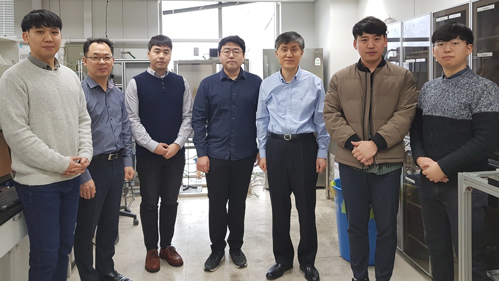 ▲이종흔 교수(오른쪽에서 3번째)와 연구팀 (출처=삼성전자 뉴스룸)